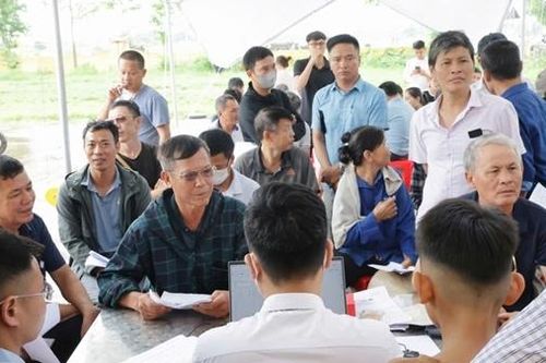 Người dân rớm nước mắt nhận lại khoản tiền hỏa táng bị công ty lạm thu