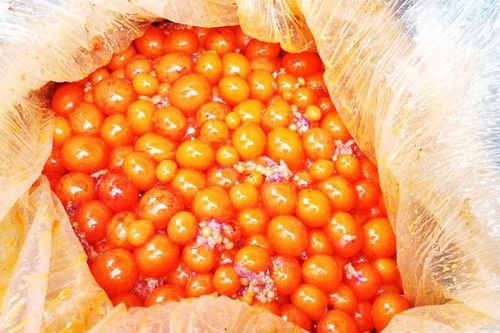 Thu giữ hơn 2,5 tấn thực phẩm vô chủ tại khu cách ly cửa khẩu Lào Cai
