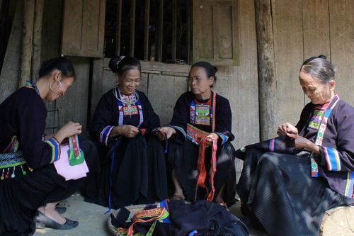 Trang phục dân tộc Mông Đen