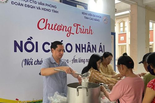 Văn phòng Đoàn đại biểu Quốc hội và HĐND tỉnh phát cháo miễn phí tại Bệnh viện Đa khoa tỉnh