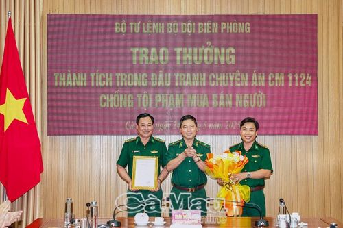 Bộ Tư lệnh Bộ đội biên phòng trao thưởng cho Bộ đội biên phòng Cà Mau trong đấu tranh chống mua bán người