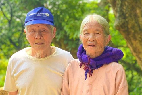 Clip: Cụ bà 93 tuổi ở Hà Nội trèo cổng đi tìm chồng