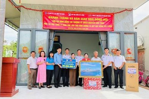 Xúc động, ý nghĩa và niềm vui bất ngờ tại lễ bàn giao 'tổ ấm' cho gia đình chiến sĩ Hải quân