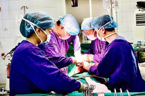 Người phụ nữ bị xe rác đè vỡ tụy