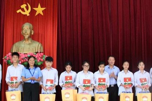 MTTQ thành phố Hà Nội tặng quà học sinh nghèo vượt khó tại Hà Tĩnh