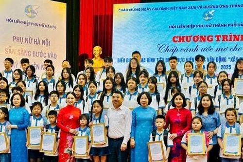 Hơn 1.200 trẻ em mồ côi Hà Nội được đỡ đầu