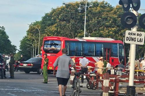 Va chạm với ô tô khách, 4 người trong gia đình thương vong