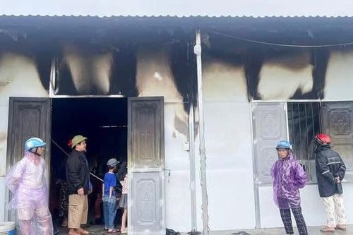 Một ngôi nhà cháy đen do bị sét đánh trúng