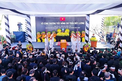 Người dân Quảng Ngãi tiễn đưa nguyên Chủ tịch nước Trần Đức Lương về nơi an nghỉ