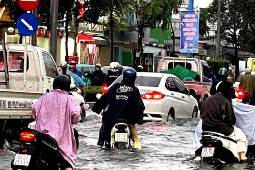TP Cần Thơ, mưa lớn kéo dài hàng loạt ô tô, xe honda chết máy