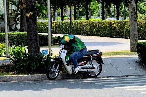 Tài xế, shipper sốc nhiệt vì nắng - mưa thất thường ở TP.HCM, Hà Nội