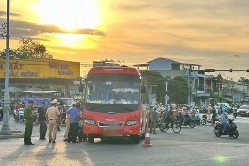Ôtô khách va chạm xe máy, hai người tử vong