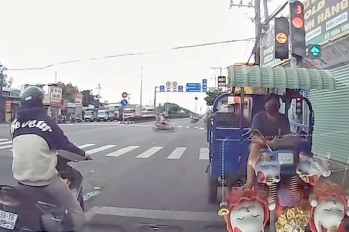 Xe ba gác đi ngược chiều, chặn đầu ôtô ở huyện Củ Chi, TP.HCM
