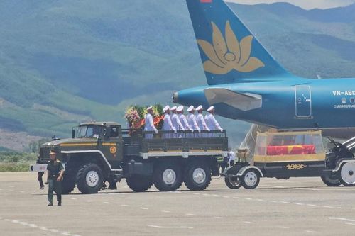 Máy bay đưa linh cữu nguyên Chủ tịch nước Trần Đức Lương hạ cánh sân bay Chu Lai an toàn