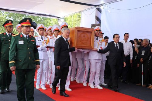 Lễ an táng nguyên Chủ tịch nước Trần Đức Lương tại quê nhà Quảng Ngãi
