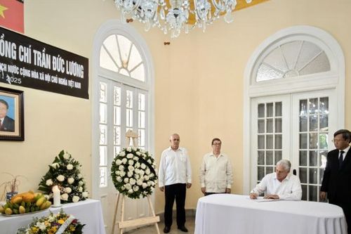 Đoàn đại biểu cấp cao Đảng, Nhà nước Cuba viếng, ghi sổ tang tưởng nhớ nguyên Chủ tịch nước Trần Đức Lương