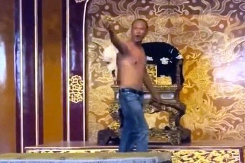 Ngai vàng vua triều Nguyễn - Bảo vật quốc gia bị xâm hại