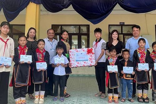 Gần 820 triệu đồng tặng quà cho hơn 3.000 trẻ em khó khăn