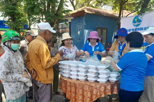 Thiết thực từ mô hình 'Bữa cơm yêu thương'