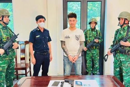 Bắt đối tượng mang ma túy và chó lửa nhập cảnh qua cửa khẩu