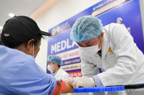 Khám sức khỏe, tặng voucher khám mắt 5 triệu đồng cho công nhân trẻ