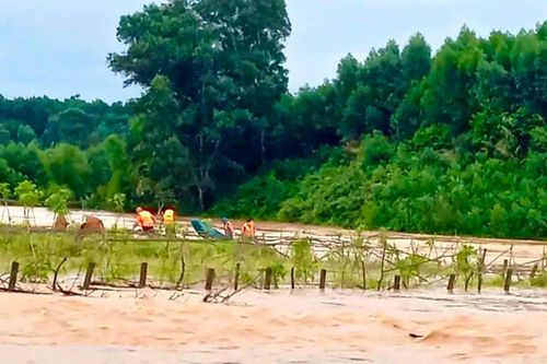Kịp thời ứng cứu một người dân bị nước lũ cô lập