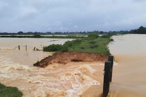 Mưa xối xả ở Hà Tĩnh, đê đập Hà bị vỡ