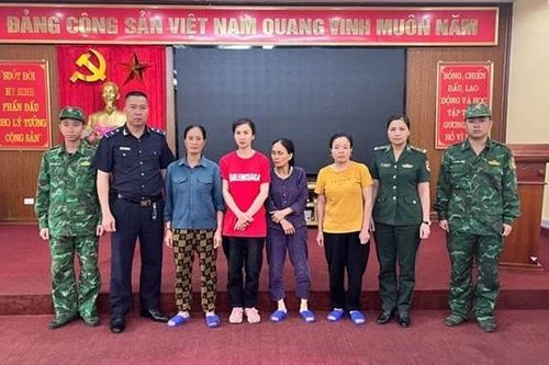 Bắt giữ 4 'nữ quái' vận chuyển ngoại tệ trái phép ở Lào Cai