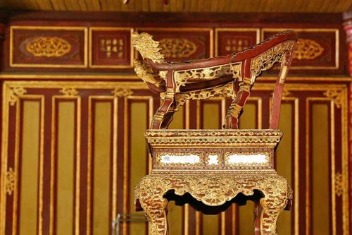 Cục Di sản văn hóa chỉ đạo khẩn vụ ngai vàng triều Nguyễn bị xâm hại