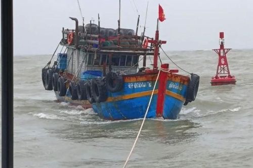 Cứu hộ tàu cá và 4 thuyền viên gặp nạn trên biển