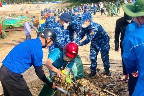 Cảnh sát biển và đoàn viên làm sạch bờ biển, tuyên truyền chống khai thác IUU