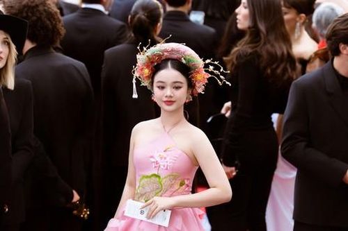 Mẫu teen Việt xinh đẹp, học giỏi tỏa sáng tại Liên hoan phim Cannes 2025