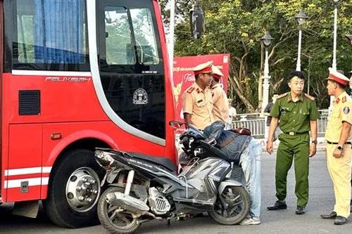 Xe khách va chạm xe máy, 4 người trong cùng gia đình thương vong