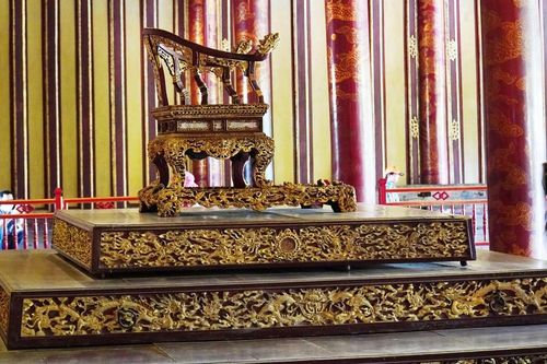 Thông tin chính thức vụ ngai vàng triều Nguyễn bị phá hỏng