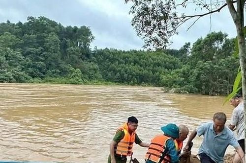 Giải cứu người đàn ông mắc kẹt trong lũ