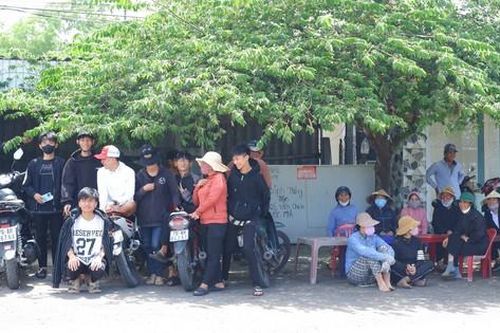 Người dân Quảng Ngãi đội nắng chờ đón linh cữu nguyên Chủ tịch nước Trần Đức Lương