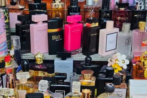 Bên trong khu chợ bán đồ gắn mác Dior, Gucci, Adidas giá vài chục nghìn đồng