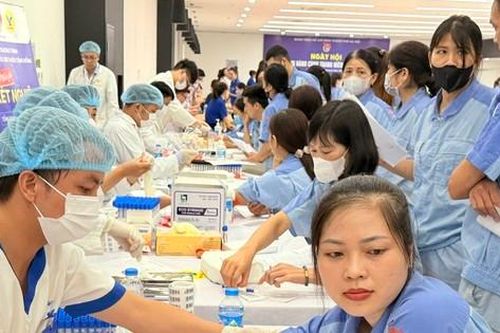 Hàng trăm công nhân được khám bệnh miễn phí