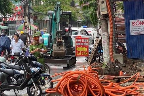 Nhóm công nhân tự ý di dời bốt điện ở phố trung tâm Hải Phòng