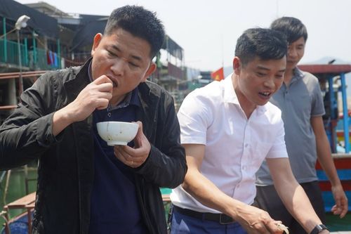 Đặc sản Vũng Áng vào mùa, bán tiền triệu một cân vẫn 'cháy hàng', khách ăn sống tại chỗ