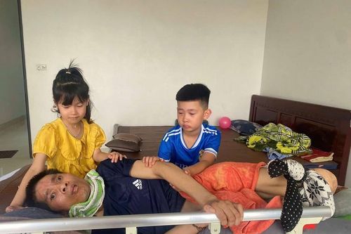 Chồng tai nạn nằm liệt giường, vợ bất lực đưa về nhà chăm, phó mặc cho số phận