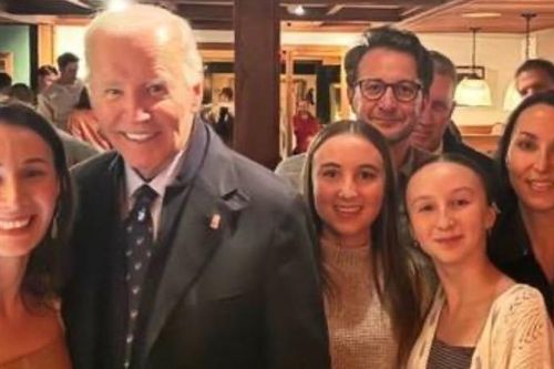 Ông Biden tái xuất trước công chúng sau khi được chẩn đoán mắc ung thư