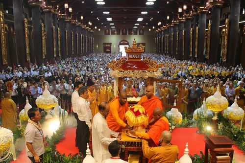 Trong tiếng kinh trầm bổng, vạn người cung nghinh xá lợi Phật đến Yên Tử