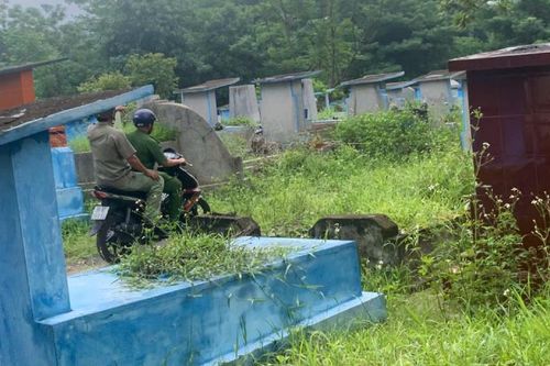 Phát hiện thi thể cụ bà đang phân hủy trong nghĩa trang