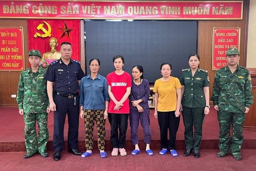 Bắt nhóm đối tượng vận chuyển ngoại tệ qua biên giới
