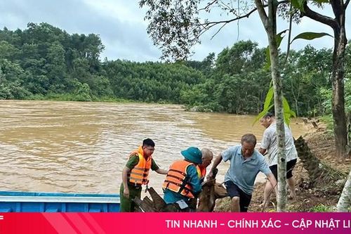 Kịp thời ứng cứu người đàn ông bị nước lũ cô lập ở Hương Khê