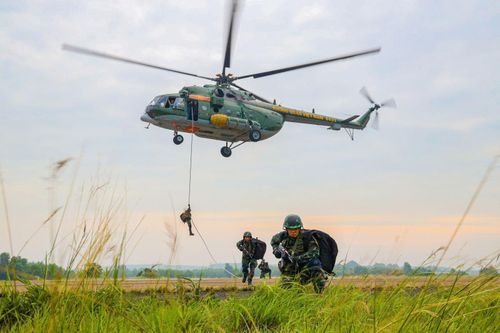 Lực lượng tinh nhuệ luyện tập đổ bộ đường không tại sân bay Biên Hòa