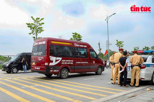 Cảnh sát giao thông Hà Nội xử phạt hàng trăm xe vận tải khách vi phạm luật giao thông