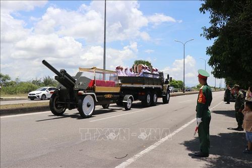 Linh cữu nguyên Chủ tịch nước Trần Đức Lương về đến sân bay Chu Lai