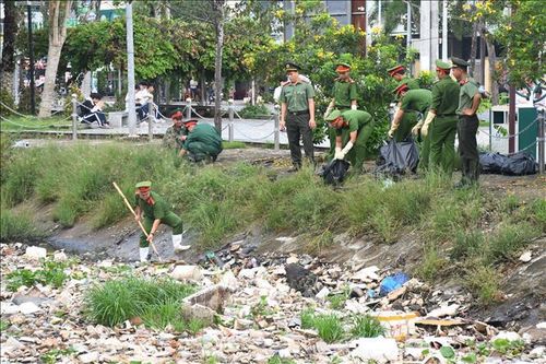 Ra quân thu gom rác thải trên các dòng kênh ô nhiễm ở Sóc Trăng